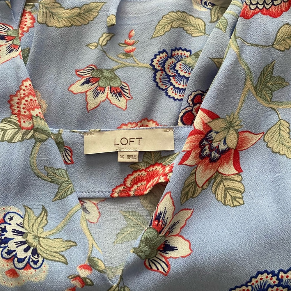 Loft sleeveless floral tie back top.